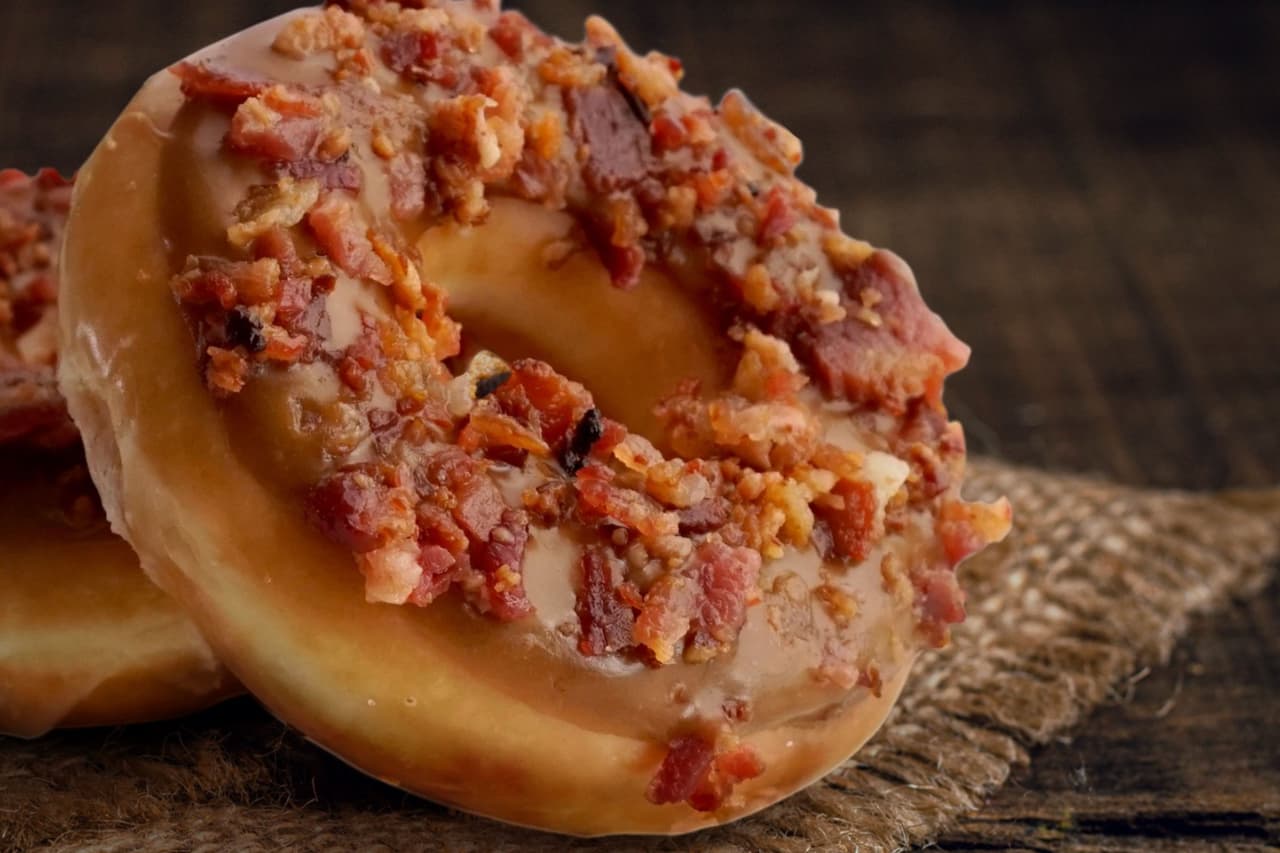 La dona de Maple con trozos de tocino de Krispy Kreme