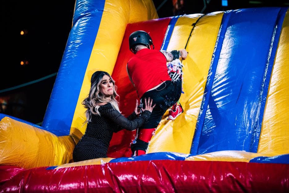 Galilea no dudó en subrise al tobogán gigante con todo y tacones con tal de ayudar a Nacho a que cumpliera con el reto.