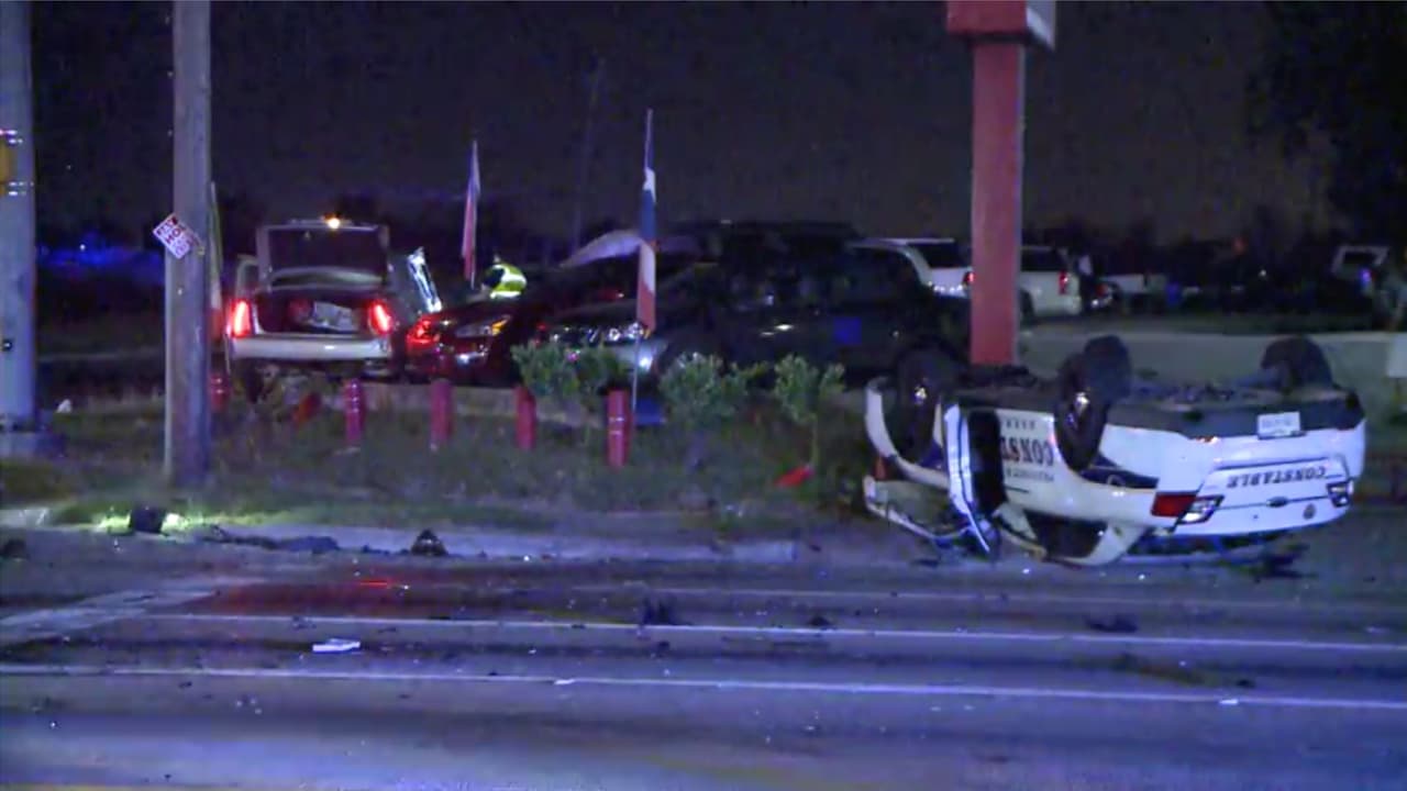 Eran las 11:30 p.m. del lunes cuando un oficial del condado Harris le marcó el alto a un conductor por una infracción de tránsito.