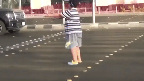 Detienen a un adolescente en Arabia Saudita por bailar 'La Macarena' en la calle