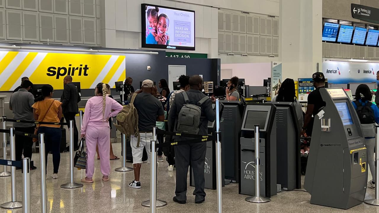 Kathia Quirós, abogada de inmigración en Houston, detalló a 
<i>Univision 45</i> los 
<a href="https://www.univision.com/local/houston-kxln/no-eres-ciudadano-de-eeuu-y-quieres-salir-del-pais-este-fin-de-ano-estos-son-los-requisitos-que-debes-cumplir-video" target="_blank">documentos necesarios</a> para las personas que no son ciudadanas y quieren viajar al exterior.