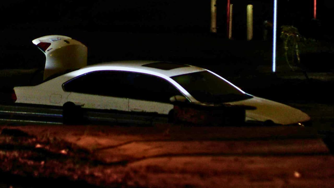 <b>Una persona murió</b> la madrugada del miércoles 4 de junio tras 
<b>quedar atrapada dentro de su vehículo bajo el agua</b>, en una zona que se inundó rápidamente al norte de Dallas. El incidente ocurrió 
<a href="https://g.co/kgs/9uEHHee" target="_blank">en Park Central Drive</a>, 
<b>justo debajo del puente de la autopista interestatal 635.</b>