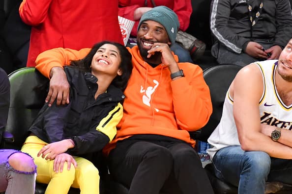 Kobe Bryant y su hija Gianna Bryant en el partido de baloncesto entre
<a href="https://www.univision.com/temas/los-angeles-lakers">Los Angeles Lakers</a> y
<a href="https://www.univision.com/temas/dallas-mavericks">Dallas Mavericks</a> en diciembre de 2019 en Los Ángeles.