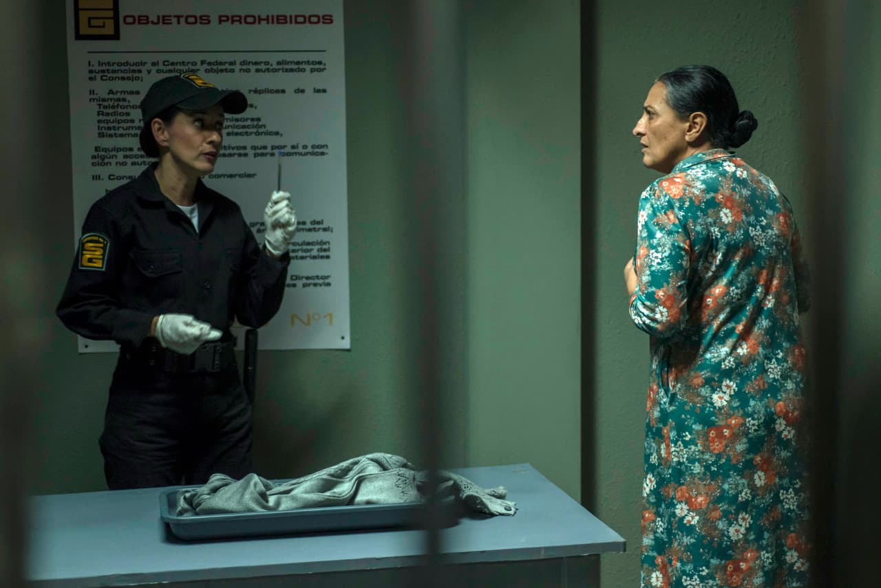 Además, la obligaron a desnudarse. Después de someterse a varios filtros de seguridad, la madre del narcotraficante sinaloense se marchó sin ver a su hijo.