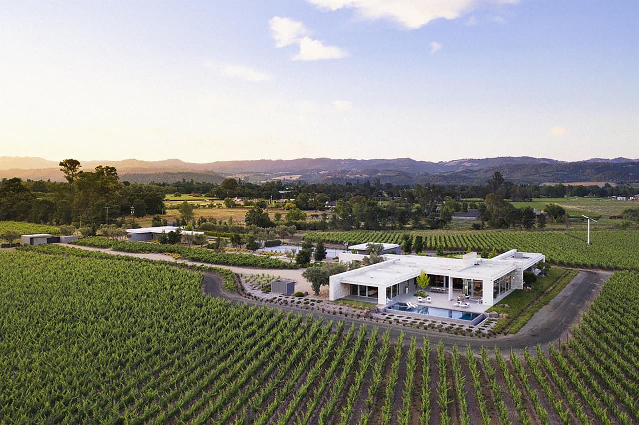 <b>Whitehall.</b> Esta hacienda moderna de viñedos se encuentra en el corazón del Valle de Napa en Santa Helena, California, y para conocer su precio de venta debe 
<a href="https://www.christiesrealestate.com/sales/detail/170-l-141-1908061901130910/whitehall-a-modernist-vineyard-estate-in-napa-valley-st-helena-ca-94574?utm_source=luxury-edition&utm_medium=print&utm_campaign=lux-edition&utm_content=whitehall"><u>consultar a Christie's International</u></a>. Ocupa una parcela de 20 acres, 14 de los cuales están plantados con uvas Cabernet Sauvignon. Tiene siete habitaciones y sus espacios interiores suman 9,744 pies cuadrados.