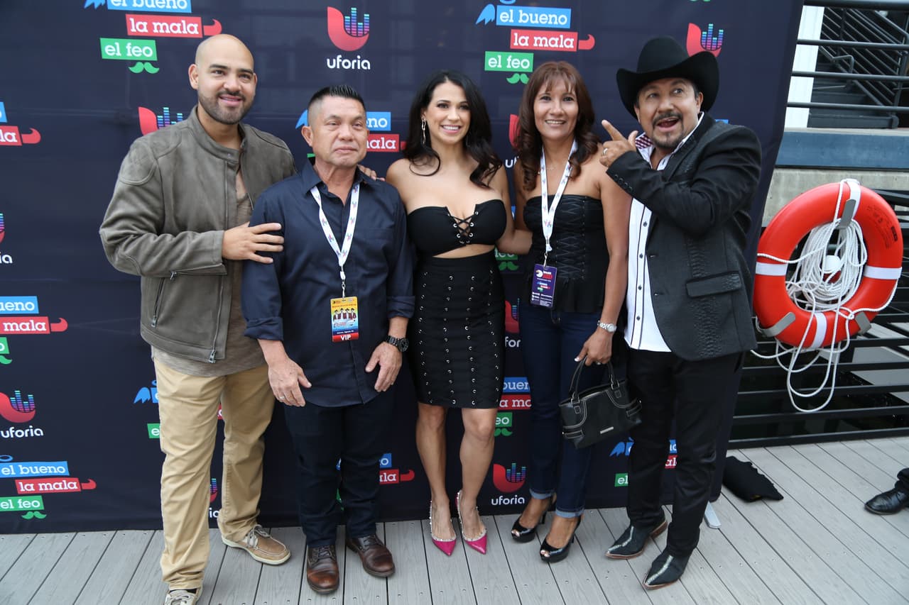 Raúl 'El Pelón', Carla Medrano y El Feo premiaron a sus oyentes con una noche inolvidable al lado de Calibre 50 en un bote privado.