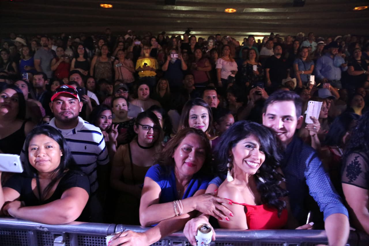 Estos y muchos otros éxitos no faltaron durante su presentación en la que el público cantó junto a ellos por más de una hora.