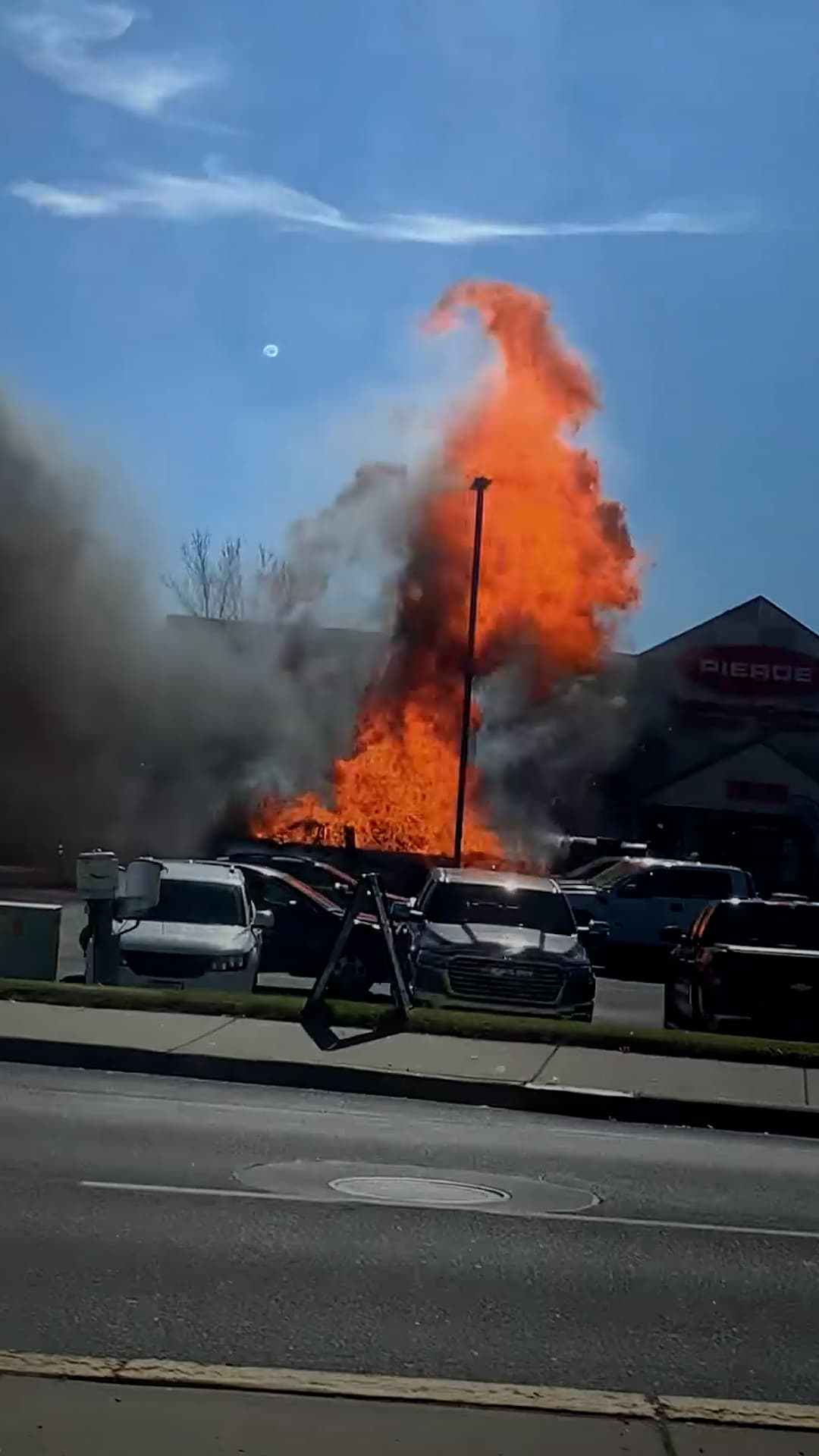 Captan la explosión de un remolque en un estacionamiento de Montana
