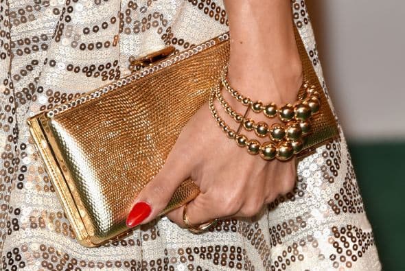 Sus alhajas y sus bolsos hacían juego con sus vestidos.