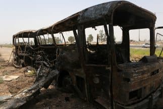 El ataque fue perpetrado con varios artefactos explosivos, que estallaron al paso del camión en la zona de Al Tayi.