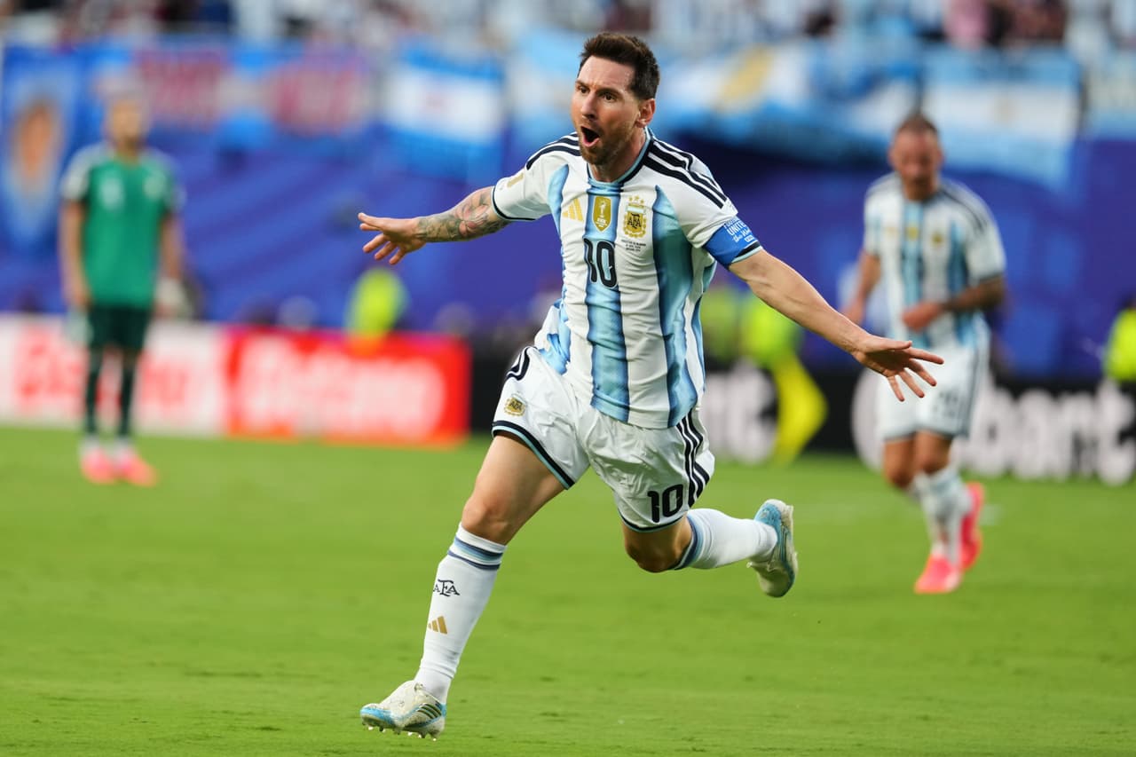Lionel Messi, de la selección de Argentina, festeja tras conseguir el primer tanto del partido ante Argelia en el Mundial, el martes 16 de junio de 2026 en Kansas City, Missouri.