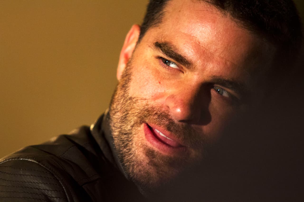 Óscar no permitiría más que la piloto se burlara de él y juró que tarde o temprano acabaría con ella.