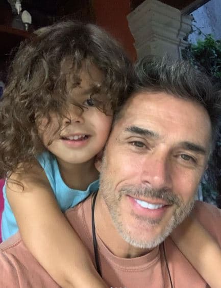 Por otro lado, con 55 años, 
<b>Sergio Mayer Bretón</b> puede presumir de una sólida carrera multidisciplinar, pues en 1986 debutó como cantante en Garibaldi y de 2018 a 2021 se desempeñó como diputado federal en la Ciudad de México (distrito 6).