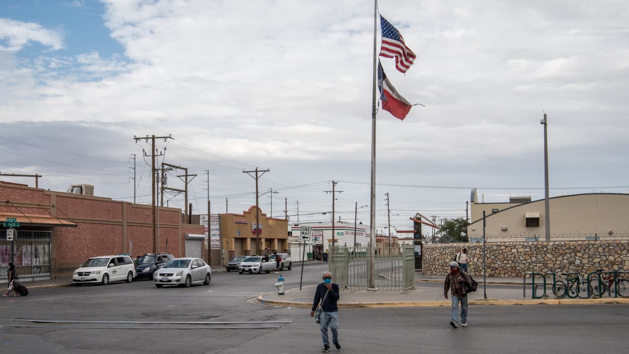 El juez del condado de El Paso ordena el cierre de negocios no esenciales, pero el fiscal general asegura que no tiene la autoridad 