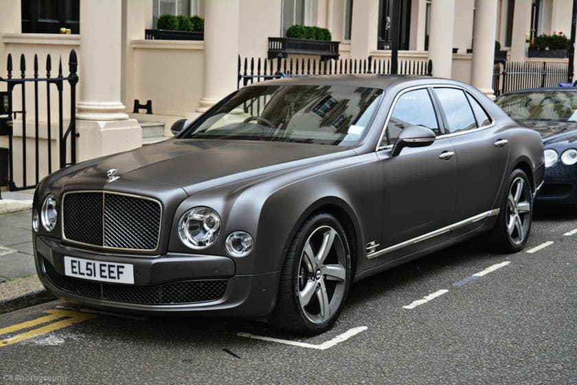 <b><u>Pinturas Opcionales – Bentley</u></b>
<br>Para diferenciarse del resto,
<a href="https://www.univision.com/temas/bentley">Bentley</a> ofrece una pintura exterior especial ‘luminiscente’ (
<b>$32,000</b>). No solo toma mucho tiempo y esfuerzo conseguir el resultado ideal, pero la tecnología en esta pintura se apoya en cientos de miles de minúsculas partículas de aluminio que le dan el efecto de “metal líquido’.