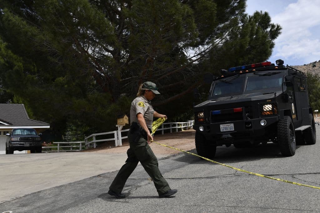 Oficiales del Sheriff de Los Ángeles que sobrevolaron con helicóptero sobre la escena informaron haber visto el cuerpo de una persona en el patio trasero de la casa, sufriendo una aparente herida de bala autoinfligida. Más adelante, 
<b>el sospechoso fue hallado dentro de una piscina vacía con un impacto de bala en su cabeza.</b>