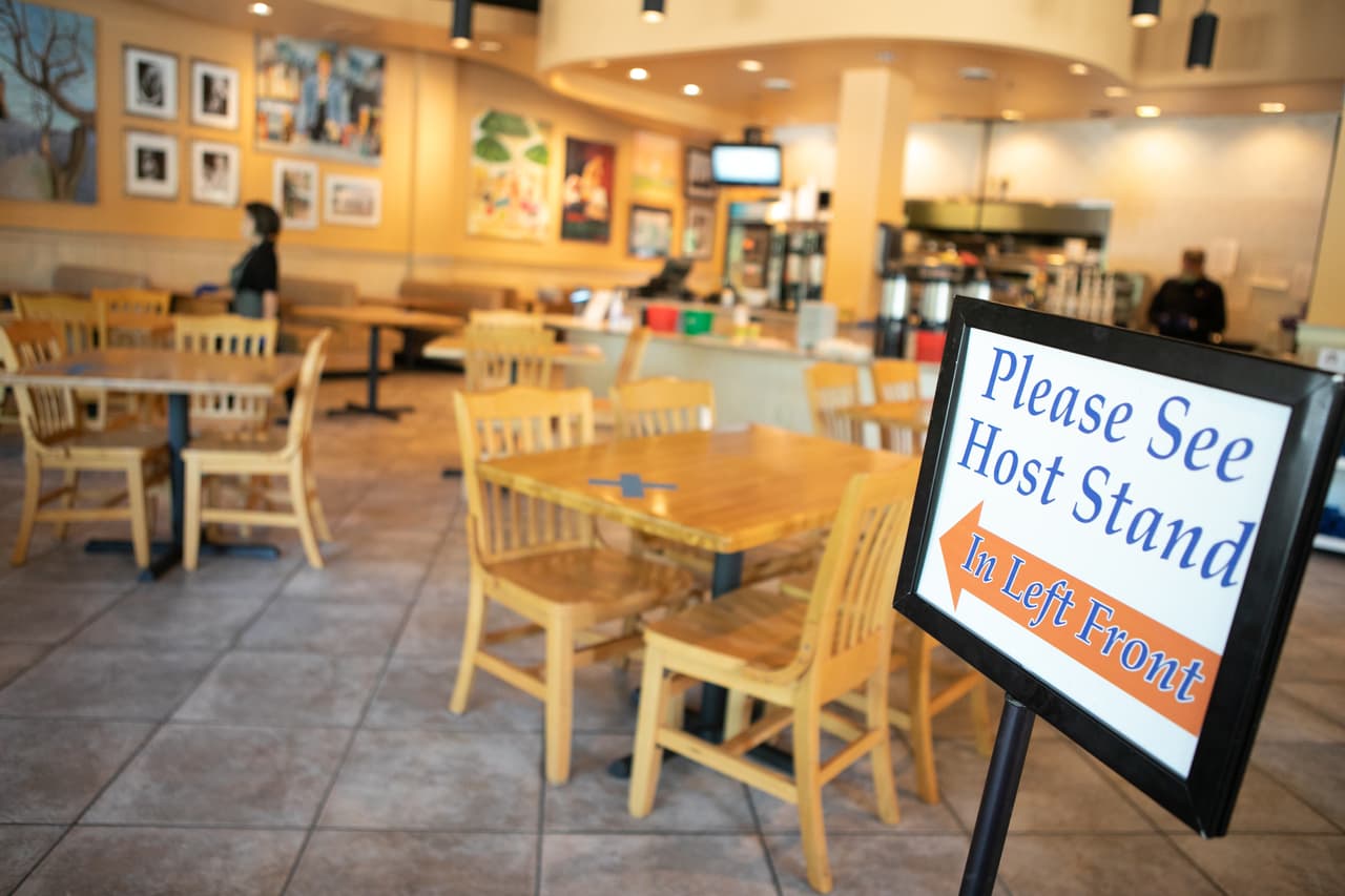 Los clientes ahora pueden usar el comedor del restaurant J. Christopher's. Las tablas están marcadas con una "X" para que los clientes no las usen para adherirse a los protocolos de distanciamiento social.