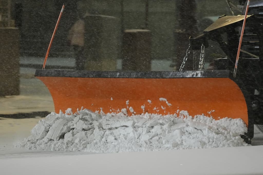 La ciudad también tiene máquinas removiendo la nieve de las calles, una tarea que no tendría fin hasta 
<b>el domingo, a las 11:00 de la noche</b>, cuando se anticipa que podría dejar de nevar.