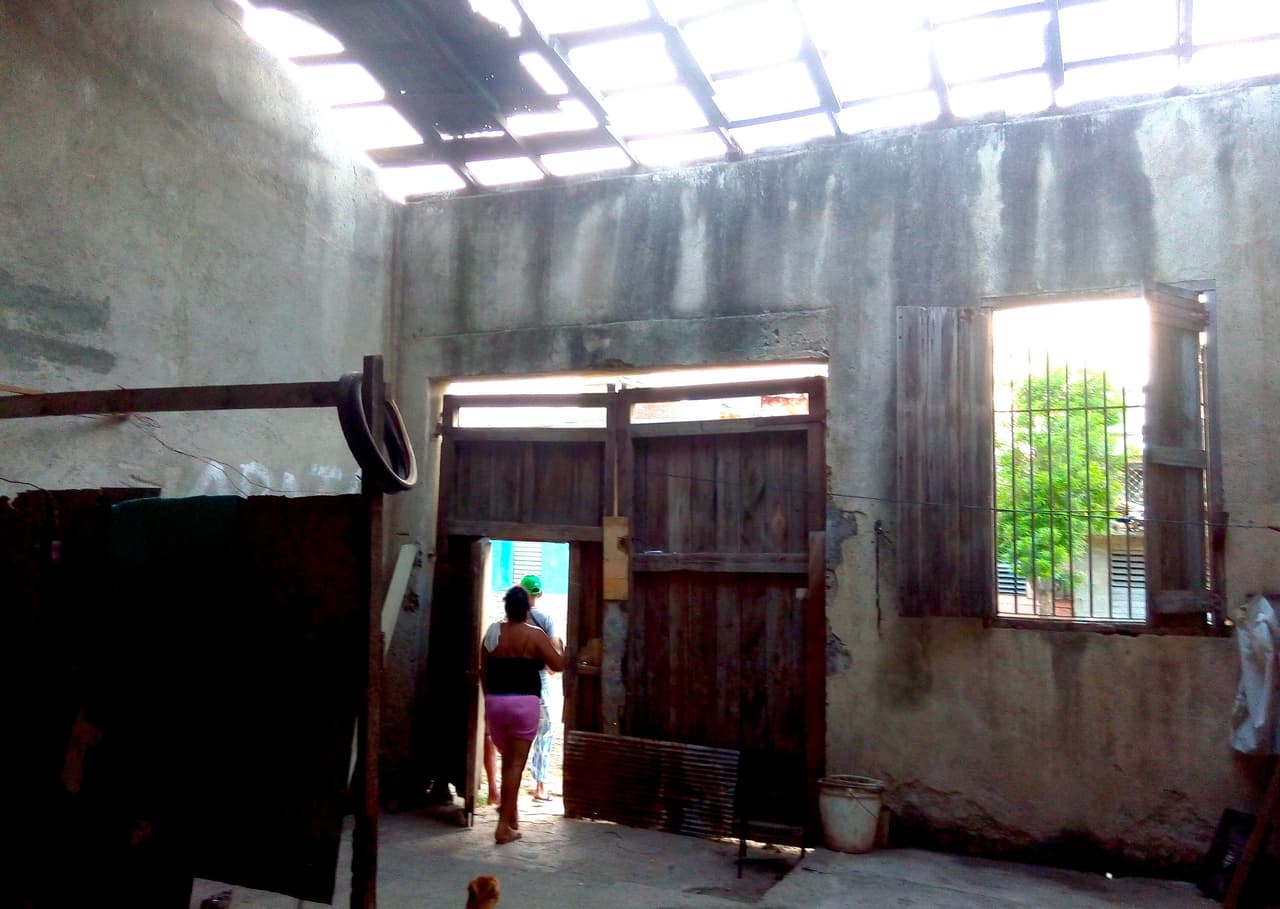 Desde que el ciclón Sandy arrasó con su casa, la familia de Ever ocupó una carpintería sin techo.