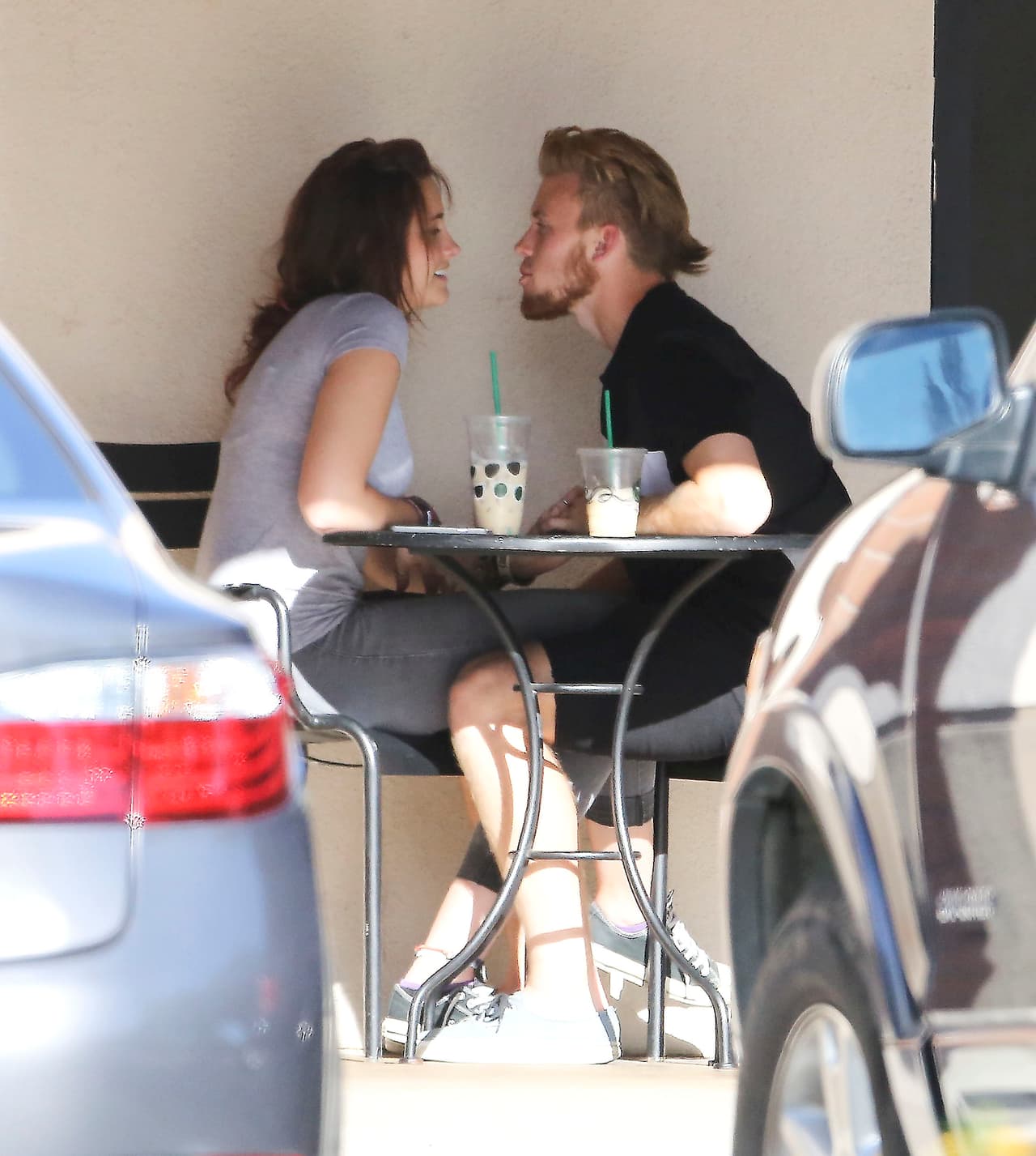 Y no dejaban de mirarse y sonreír.