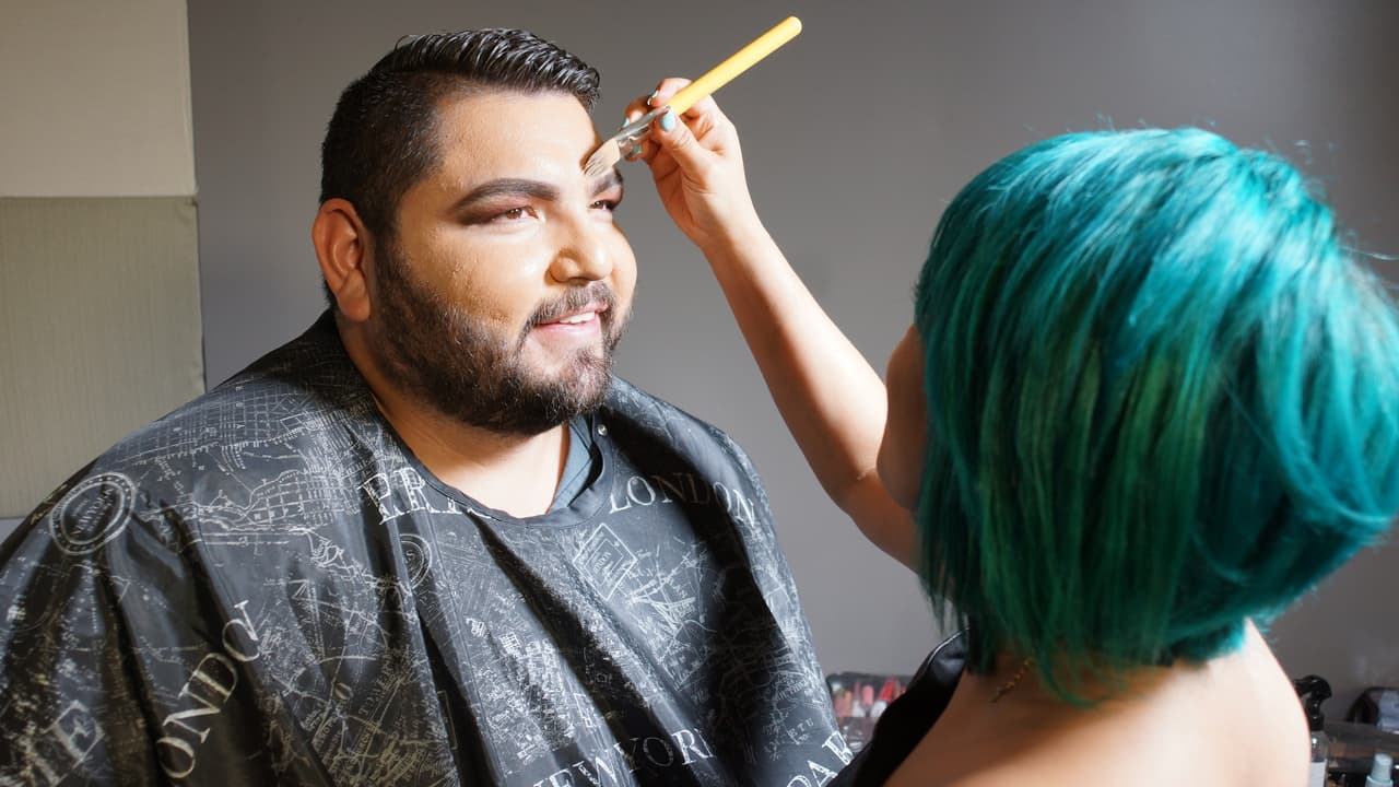 El Tambochi pago la apuesta contra El Compa Ivan cambiando de 'look' por un día.