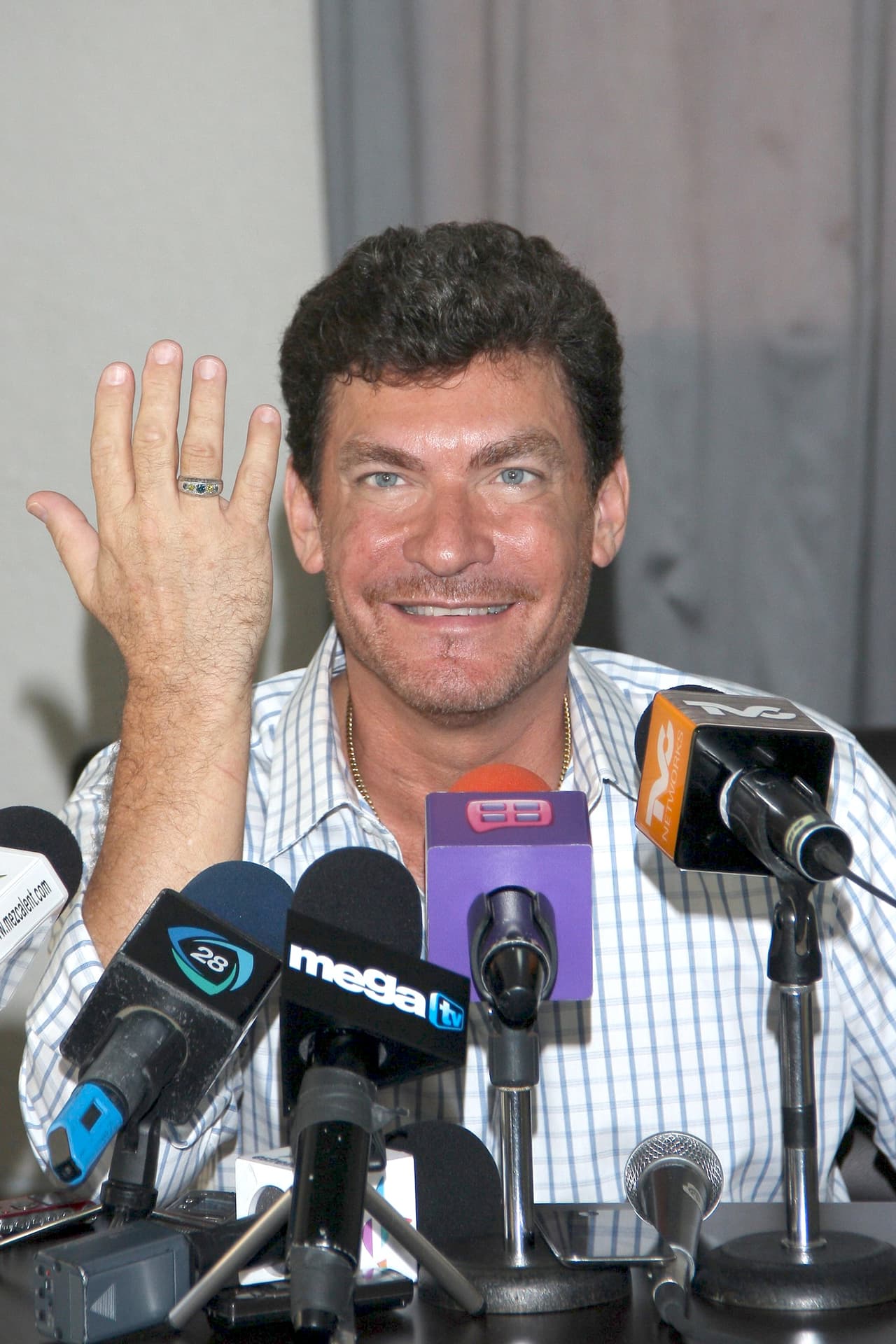 En el año 2013, sorprendió a muchos al anunciar que
<b><a href="https://www.univision.com/famosos/sebastian-ligarde-el-villano-de-quinceanera-y-su-historia-de-amor-la-muerte-de-un-amigo-lo-inicio-todo-fotos">era homosexual y estaba comprometido con su pareja</a></b>. Para enero de 2014 se casaron.
<br>