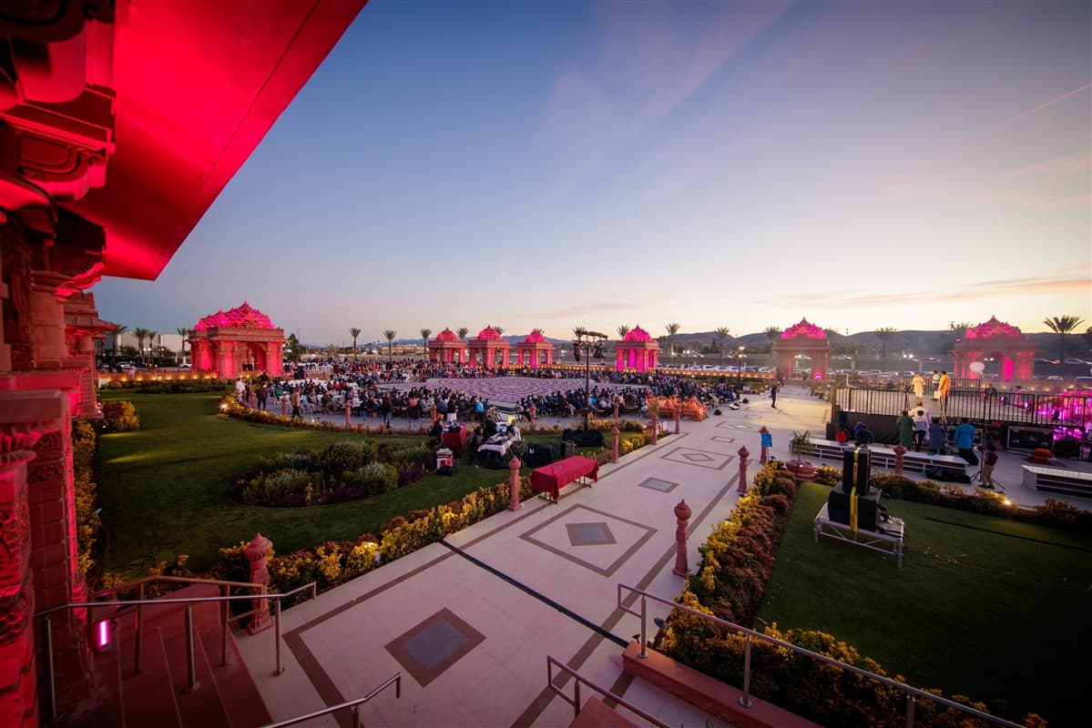 Ten en cuenta que visitarás un lugar de culto sagrado y espiritual, por lo que debes respetar la etiqueta para fotografías. Limitan, entre otras cosas, el uso de cámaras en ciertas áreas, el uso de flash y los drones.