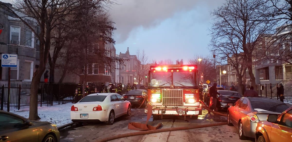 Bomberos de Chicago responden a llamada por incendio en multifamiliar