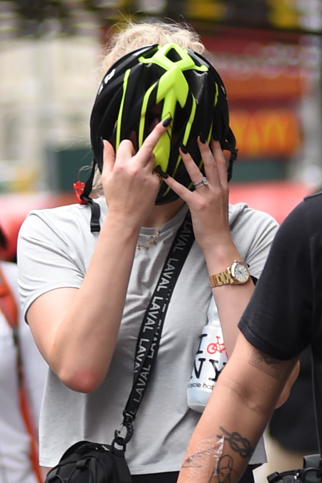 La pareja salió a pasear en bicicleta en Manhattan y, aparentemente para su desgracia, se toparon con el paparazzo. Así lo saludó la actriz.