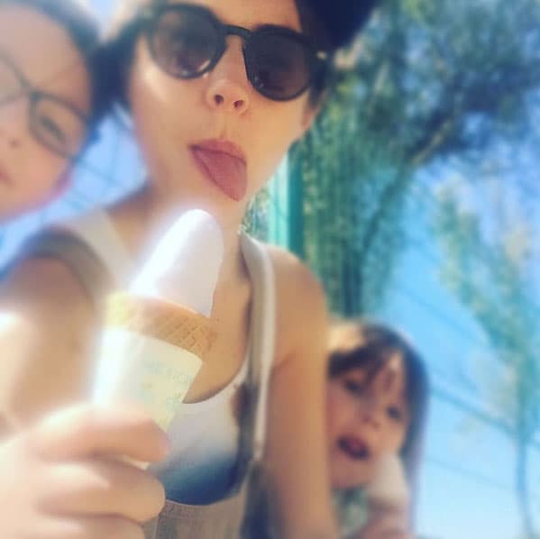 Cuando está con ellos se convierte en una niña más, es como su mejor amiga.