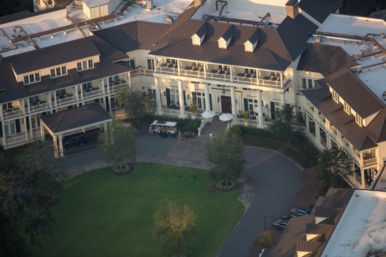 Después de posponer la boda religiosa varias veces, Justin Bieber y Hailey Baldwin
<b> <a href="https://www.univision.com/famosos/justin-bieber-y-hailey-baldwin-se-juran-amor-ante-dios-los-detalles-de-su-boda-religiosa-fotos" target="_blank">llegaron al altar</a></b> este lunes en una ceremonia privada en el exclusivo resort 
<b><a href="https://www.montagehotels.com/palmettobluff/gatherings/weddings/venues/" target="_blank">Montage Palmetto Bluffs</a></b> de Carolina del Sur.