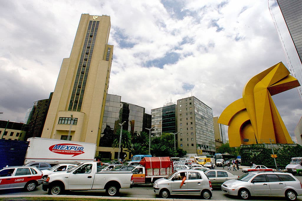 <b>Lugar 16: Ciudad de México, México.</b>
<br>
<br>Tiempo promedio para recorrer 6.2 millas: 19 minutos 20 segundos.
<br>Tiempo en horas pico al año: 178 horas.
<br>Velocidad promedio en horas pico: 16 millas/hora.
<br>Variación respecto a 2021: +1 minuto 10 segundos.