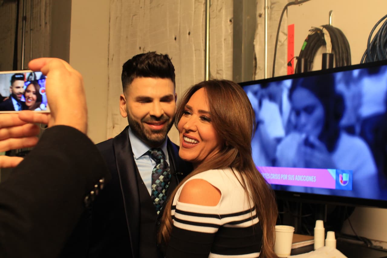 Las fotos con Tanya Charry no paraban, aquí los vemos de nuevo posando para la cámara.