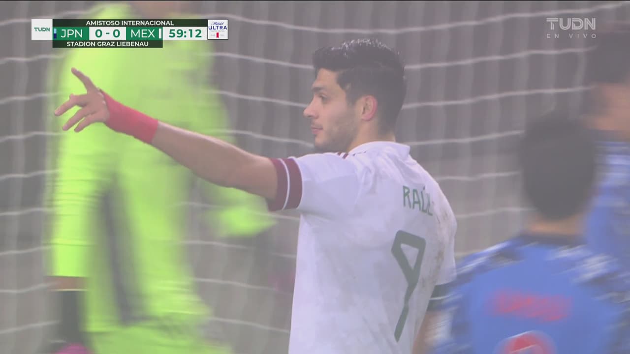 ¡Cerca Raúl! Jiménez hace trabajar a la defensa de Japón