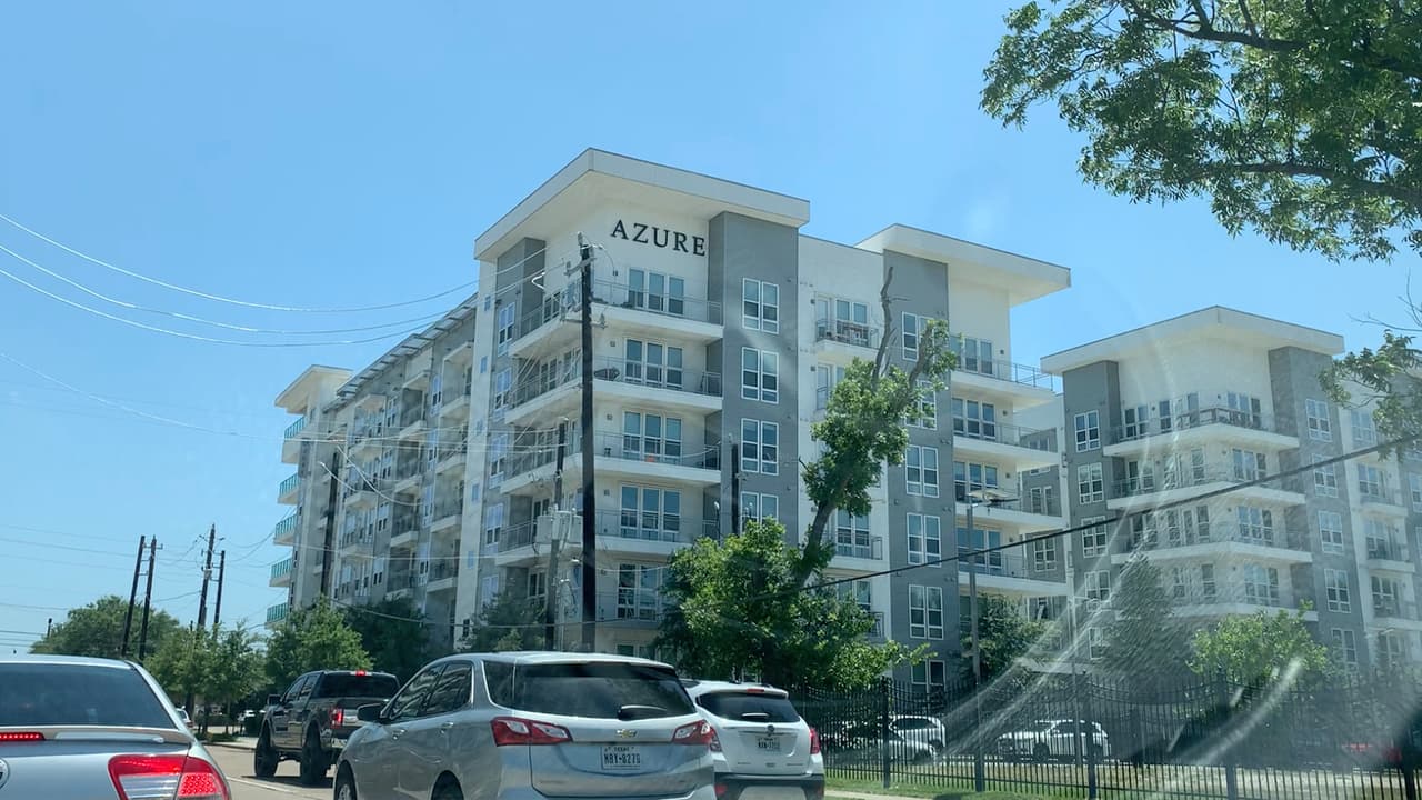 Además, Uriel Rodríguez aconseja buscar a un agente de bienes raíces que te pueda guiar en el proceso de búsqueda de un departamento de renta en Houston.