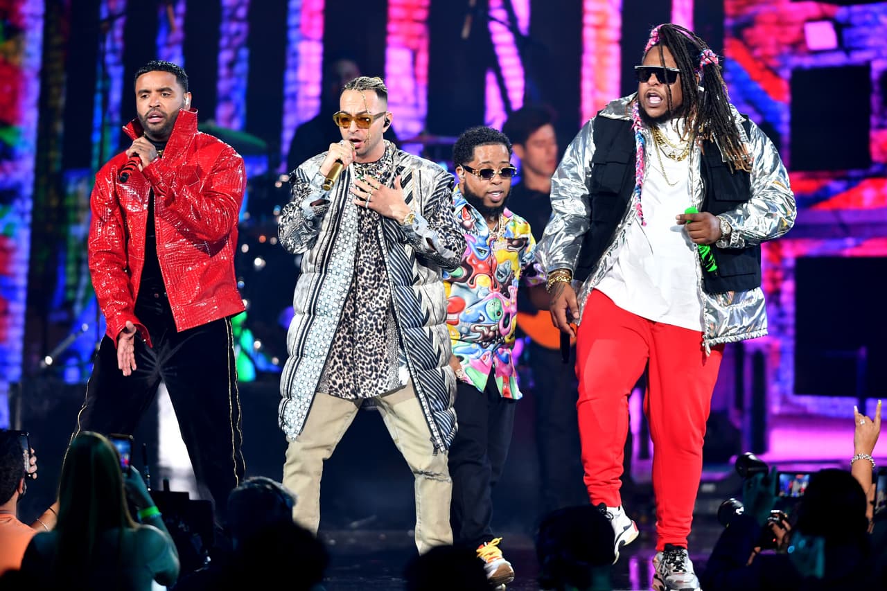 Y para cerrar la noche con broche de oro,
<b> Zion & Lennox, Justin Quiles y Chimbala</b> se hicieron presentes en el escenario de Premios Juventud, en la que fue sin duda la noche más hot del verano.