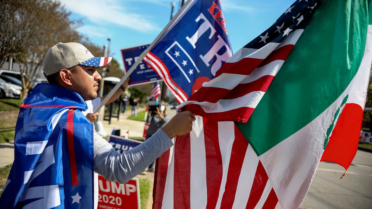 La bandera de México estuvo presente entre los simpatizantes a la reelección del presidente Trump.