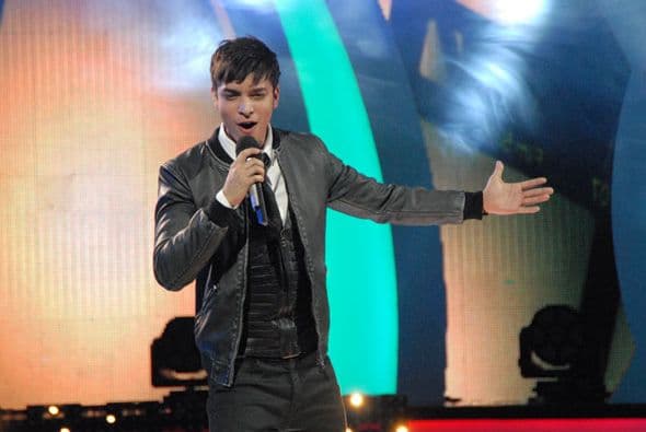 José Enrique vistió muy formalito para los ensayos.