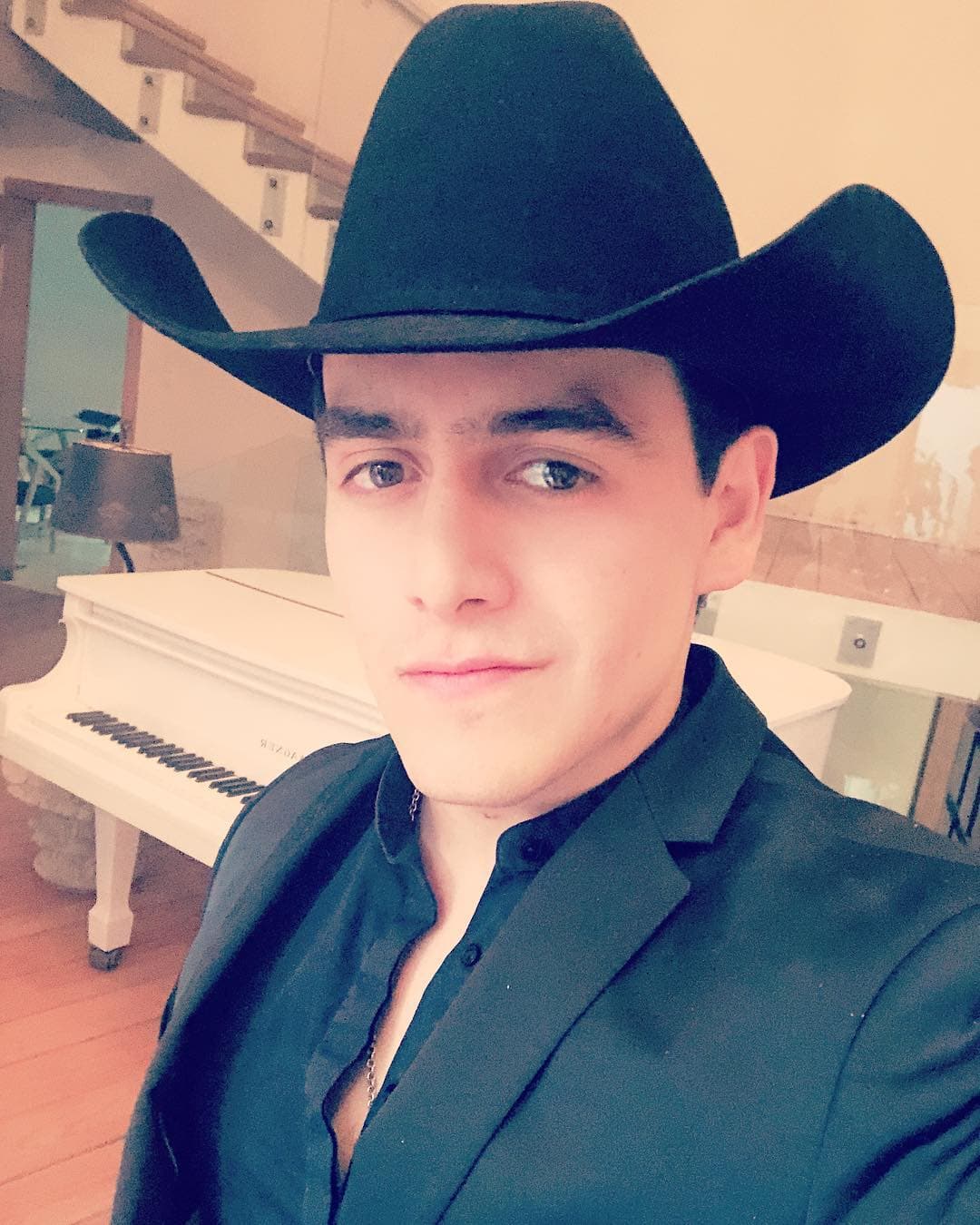 "Cada quien tiene derecho a su opinión, creo que lo más prudente es 
<b>tratar las cosas dentro de la familia</b>, en persona o hablarle directamente a la persona en lugar de hacer un tema público", dijo a 'Venga la alegría'.
<br>