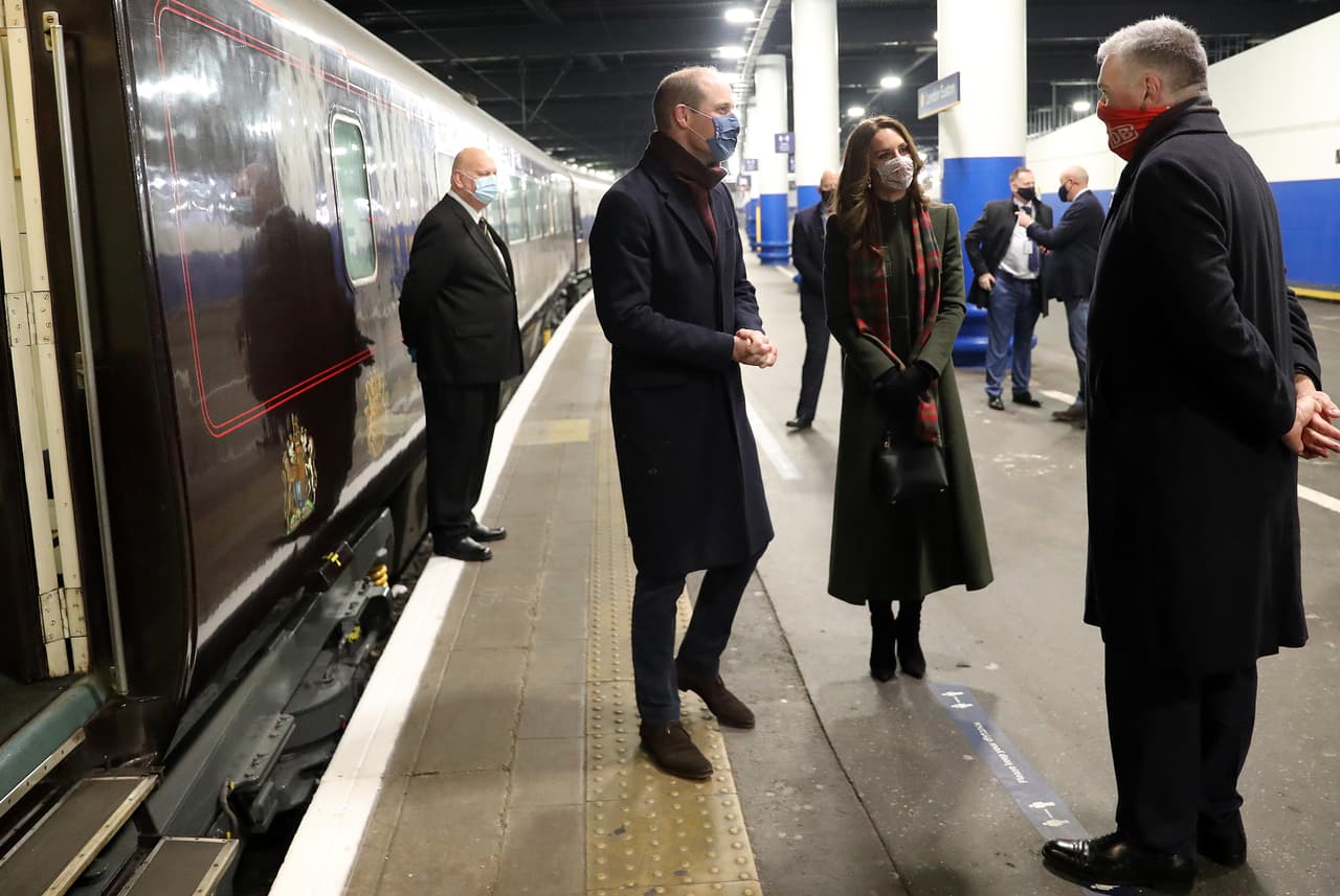 Kate Middleton y el príncipe William asistieron tras
<b><a href="https://www.univision.com/famosos/viaje-tren-real-principe-william-kate-middleton-rechazo-escocia-fotos" target="_blank">bajarse del tren de la familia real</a> </b>después de realizar una gira de 1,250 millas por Inglaterra, Escocia y Gales.
<br>