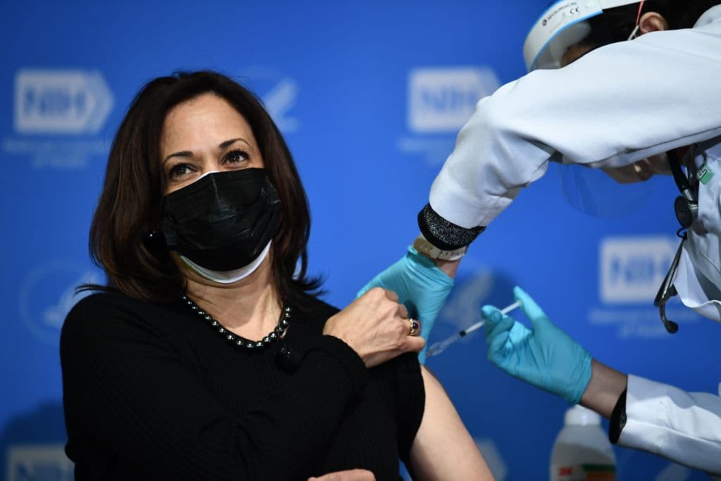 <b>Kamala Harris</b>, vicepresidenta de
<b> Estados Unidos</b>, recibió la primera dosis del compuesto de la farmacéutica Moderna el 29 de diciembre de 2020 y la segunda el 26 de enero de 2021.