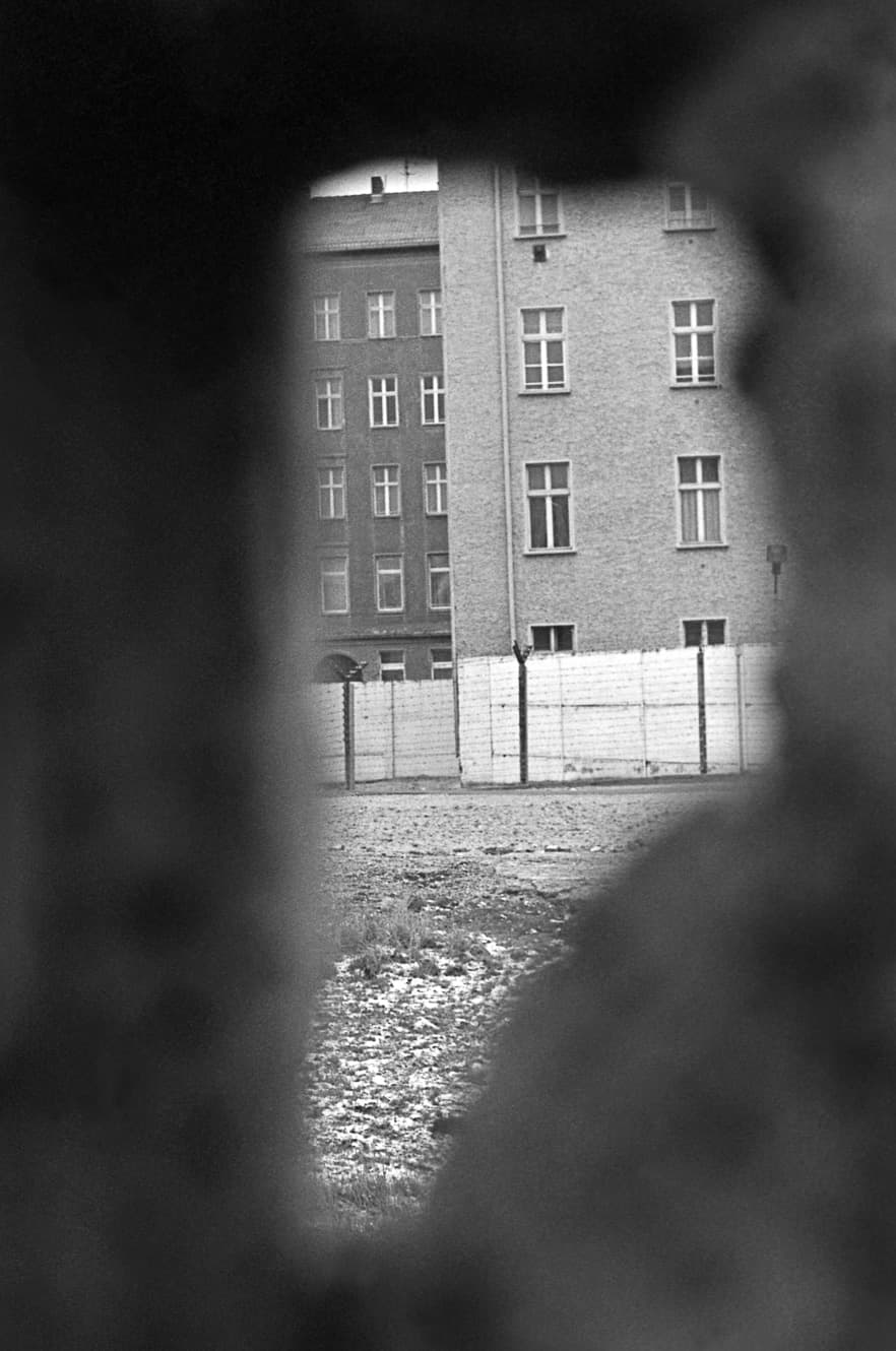 Mientras el sistema comunista soviético 
<a href="https://www.univision.com/noticias/politica/en-fotos-derribe-este-muro-la-frase-que-dijo-reagan-a-mijail-gorbachov-en-berlin-hace-30-anos-fotos">devastaba la economía de la República Democrática Alemana</a>, la economía de mercado hacía prosperar a Berlín occidental. Hasta 1961 casi tres millones habían escapado al oeste, pero ese año se cerró totalmente la frontera y un escape fallido podía costar la vida. En los años siguientes miles saltaron la barrera pero la mayoría terminó en la cárcel y algunos perdieron la vida.