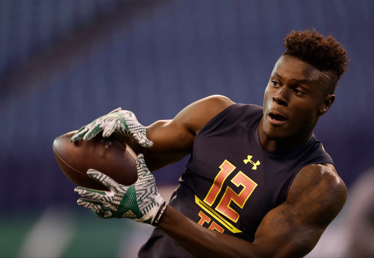 <b>29 DAVID NJOKU | TE Cleveland Browns</b>
<br>Universidad: Miami
<br>Estatura: 6’4’’ 
<br>Peso: 246 libras
<br>
<br>Destacar: Es parte de una larga línea de alas cerradas atléticos de Miami, uniéndose a Jeremy Shockey, Jimmy Graham y Greg Olsen.
<br>
<br>Resumen: El ex receptor en la secundaria, tiene habilidades externas, pero todavía está construyendo una potencia de cuerpo más bajo del regular entre los tight ends.
<br>
<br>Conclusión: Njoku es el 11o ala cerrada (todas las rondas) seleccionado de Miami desde 2000.