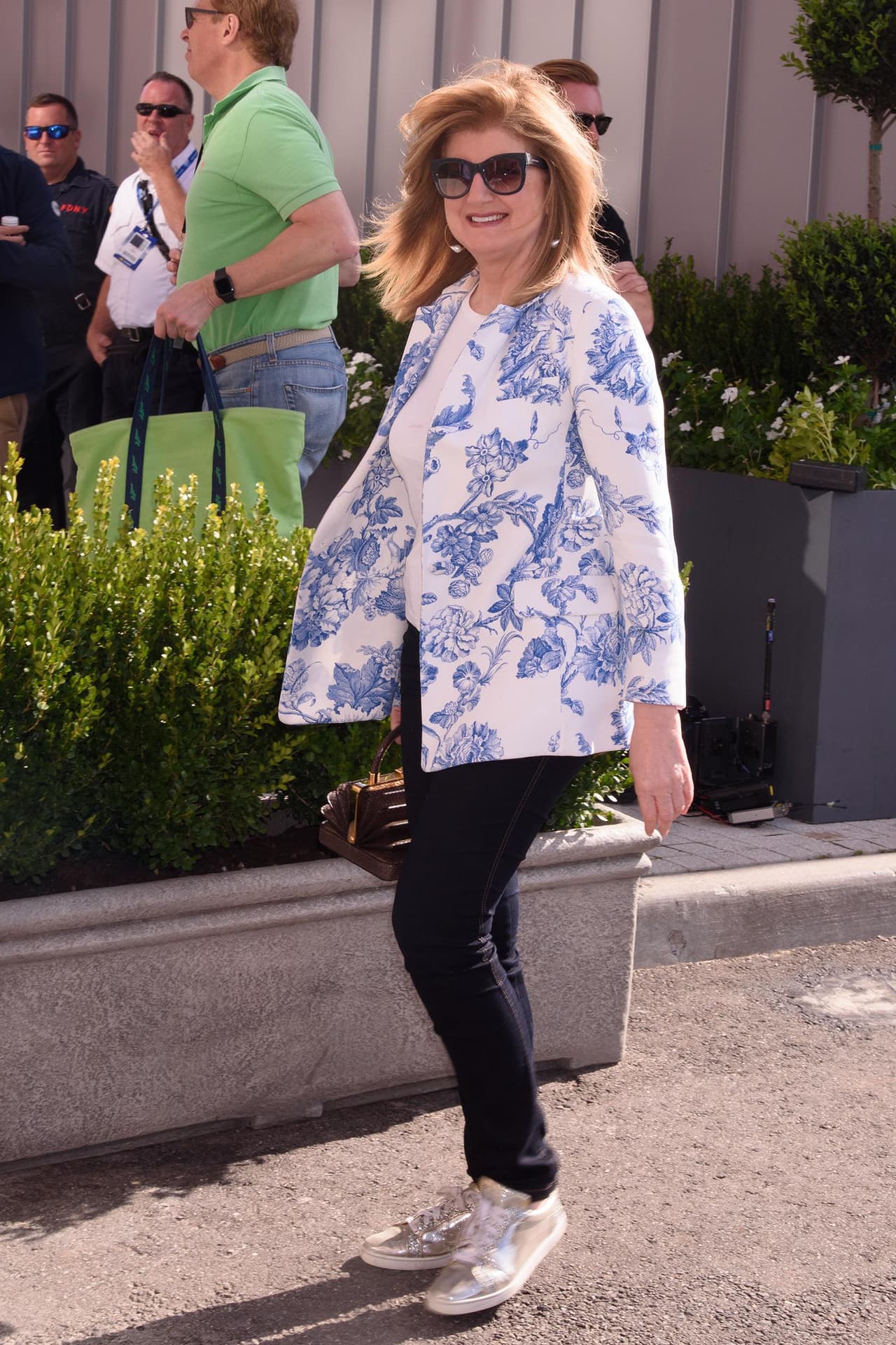 Los jeans con tenis pueden ser muy elegantes y estas famosas de más de 50 lo prueban: fotos