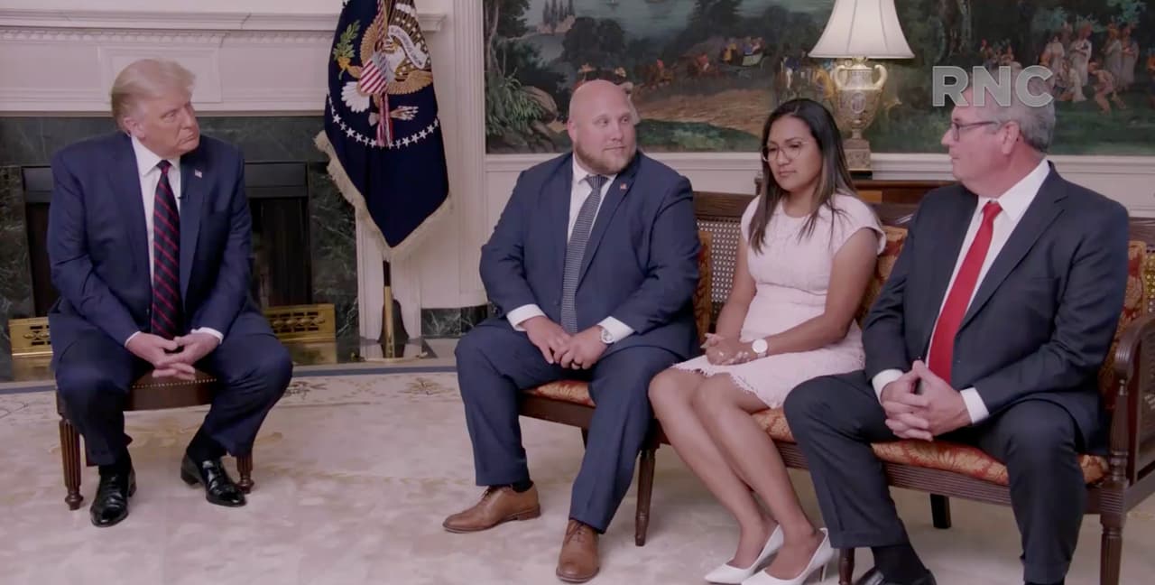 Esta captura de un video pregrabadoen la Oficina Oval muestra a Trump con Joshua Holt, su esposa Tamara Holt y el pastor Bryan Nerran, parte de un grupo de estadounidenses presos en el extranjero liberados durante la administración Trump.