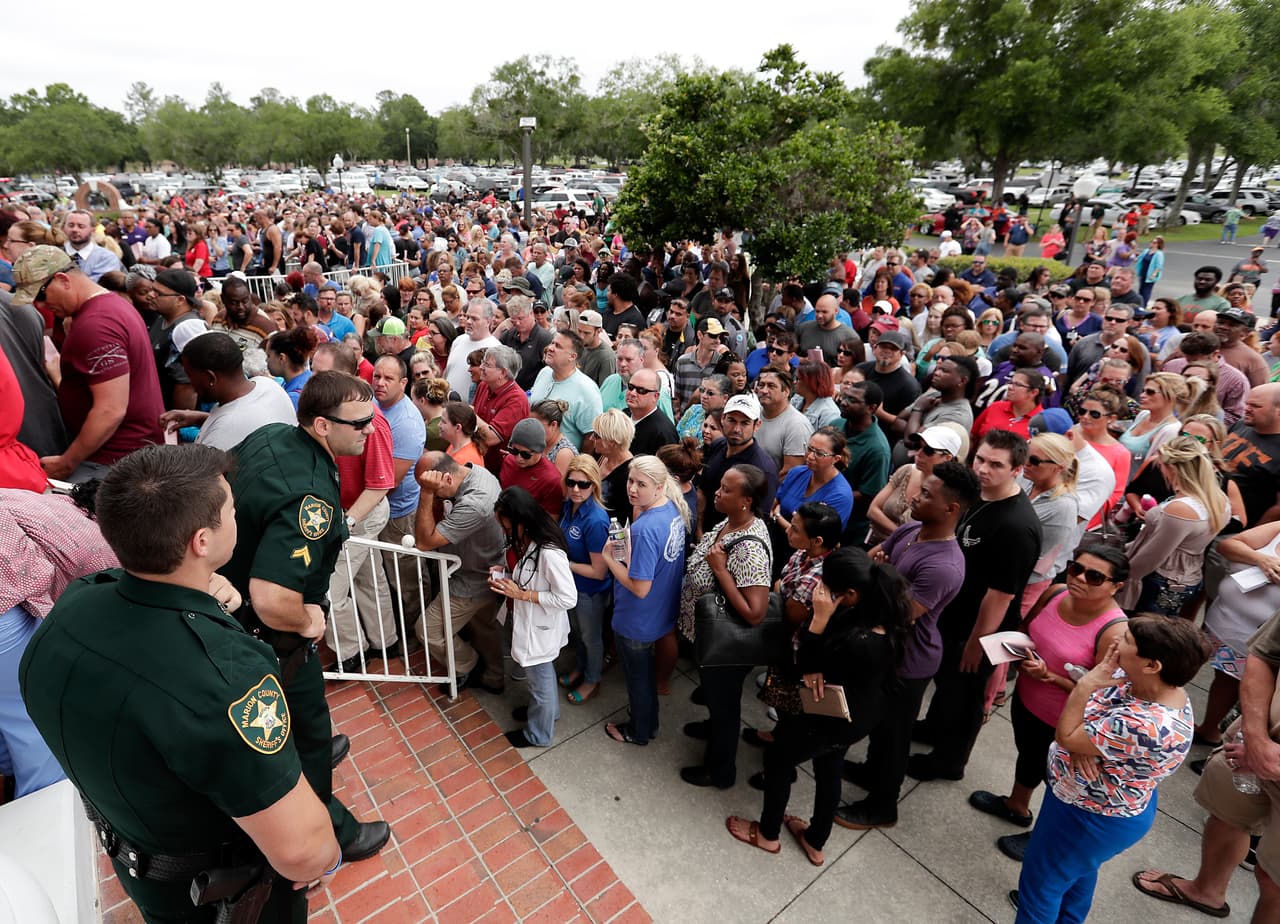 Padres y familiares y estudiantes reunidos en la primera iglesia Bautista de Ocala, Florida, luego de que ocurriera un tiroteo en una escuela local que ha dejado al menos un estudiante herido.