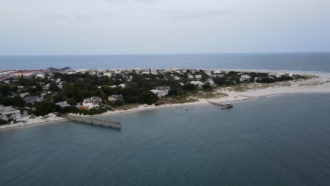 <b><a href="https://visittybee.com/">Tybee Island</a></b> es una isla de barrera ubicada en la costa de Georgia, 
<b><a href="https://goo.gl/maps/XtepiMEvraKjhtqU7">a unas 265 millas en auto</a></b> al sureste del centro de Atlanta.