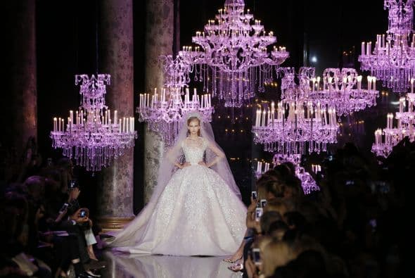 El velo amplio y con aplicaciones bordadas es un detalle que complementa todo el 'look' de princesa.