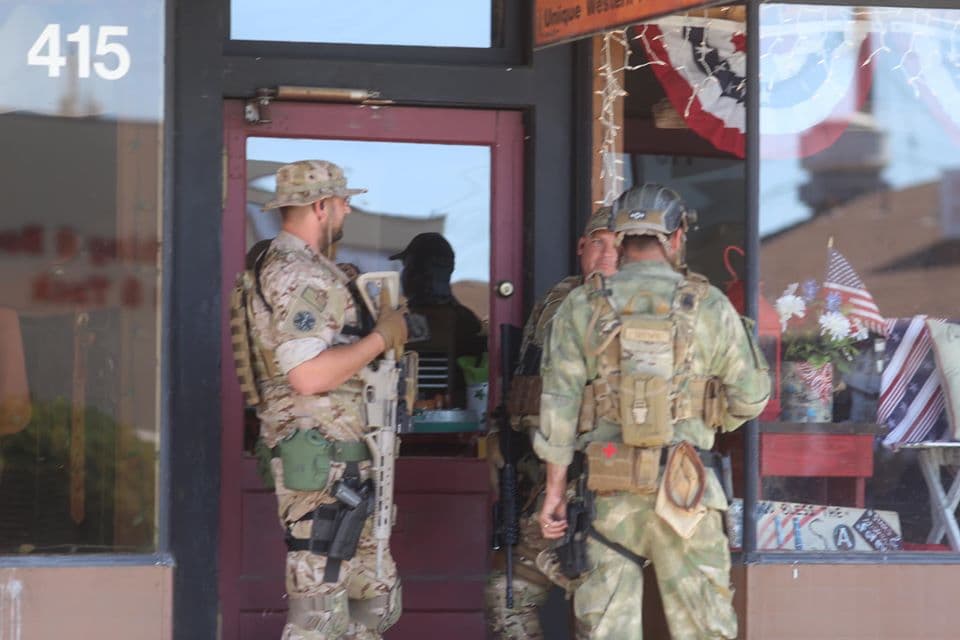 Policías condenan a hombres armados que se presentaron en Oakdale