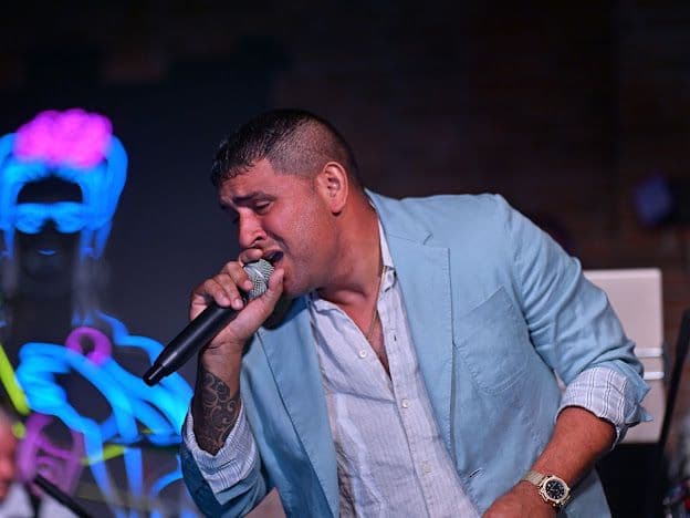 El álbum incluye temas personales como Recordaré tu Sonrisa, un bolero dedicado a su madre, tocando el corazón de quienes han sufrido una pérdida.